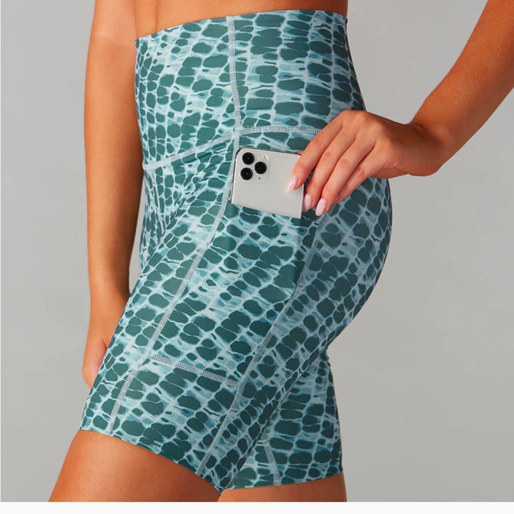 BNWT Tavi Stash & Dash Biker Short color:pebble tie dye size:XS & S